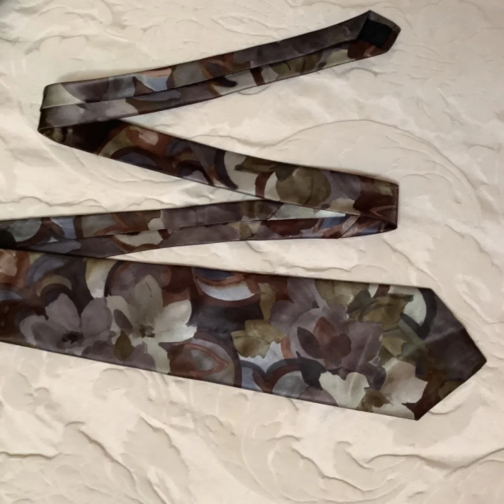 EUC bundle‎ ties Oscar de la Renta & Aigner
